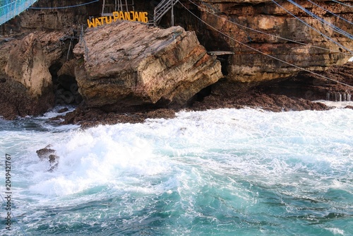 Canvastavla Turquoise ocean waves churning violently below steep rocky cliffs