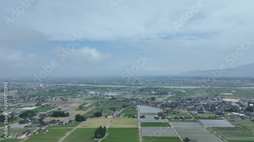 梅雨が近づいてきて大気に水蒸気が多く含まれている状態の富山県にある黒部川扇状地の様子