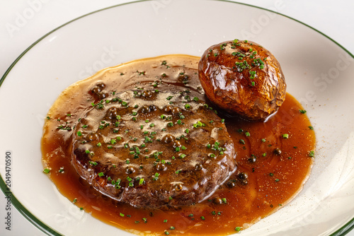 Foto grilled beef steak with pepper sauce and baked potato