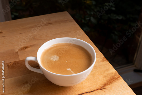 Foto cup of coffee on wooden table