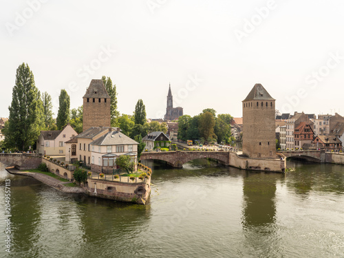 Fotografie Barrage Vauban and Ponts Couverts along the Ill River in Strasbourg