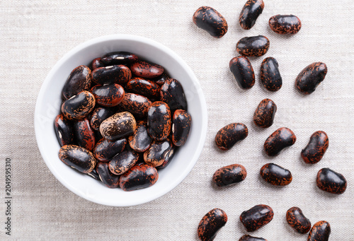 Cuadro en lienzo Scarlet Runner beans in a white bowl on linen fabric