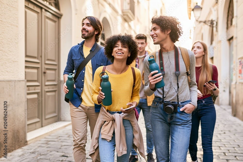 Obraz premium Happy backpackers enjoying city walk during summer vacation