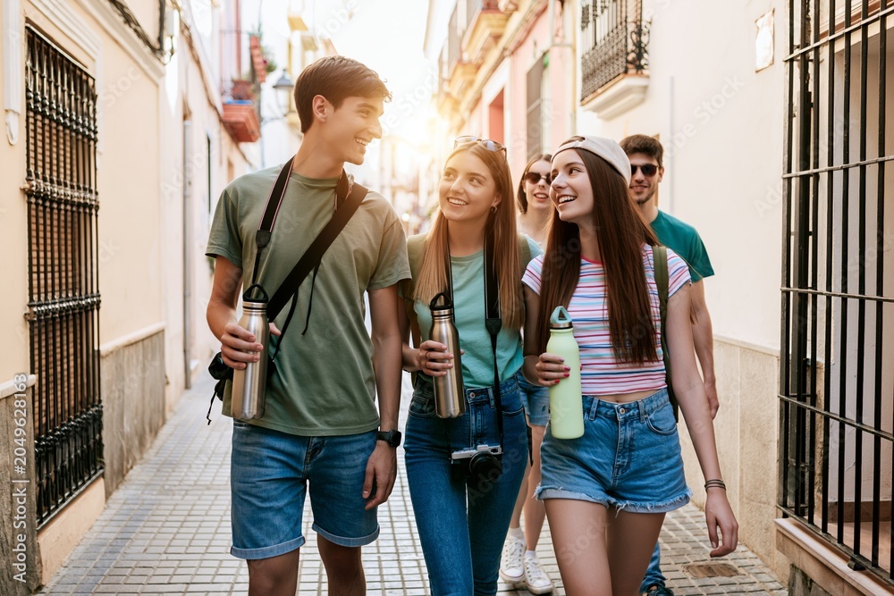 Obraz premium Young tourists exploring historic city alley at sunset