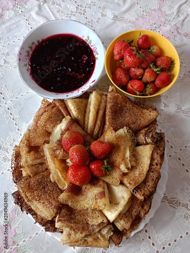 pancakes with berries