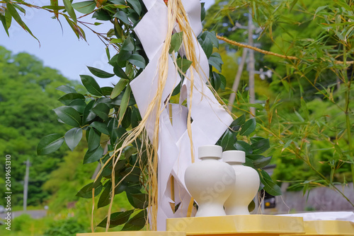 Slika na platnu 神事の祭壇に供えられたお供え物