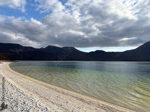 Konstfotografi 青森県恐山 宇曽利湖の白い砂浜と透明な湖水