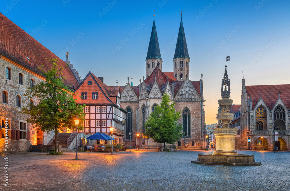 Obraz premium Braunschweig, Germany - view of Altstadtmarkt square at dusk with church of St. Martin and Marienbrunnen fountain