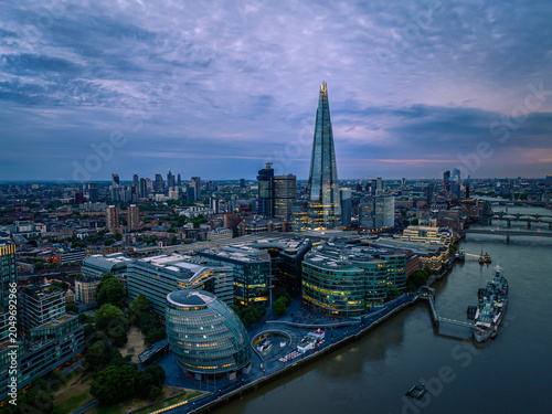 Foto Aerial drone view of The Shard skyscraper towering over London skyline at twilig
