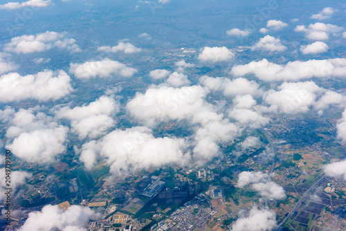 飛行機から見た関東平野の住宅街と雲 日本の空撮風景