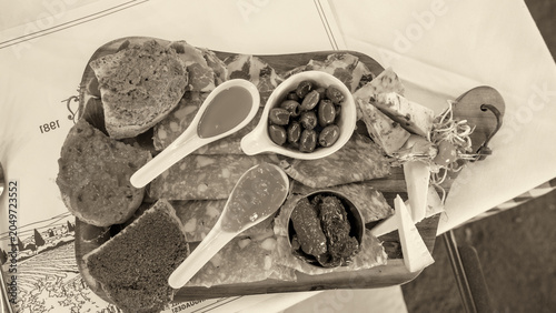 Foto Italian crostini and appetizers on restaurant table with traditional dishes