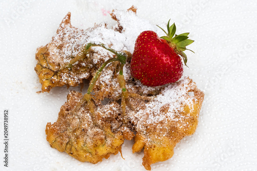 Frittierte Holunderblüte in Bieteig mit Zimt, Zucker und Erdbeere.