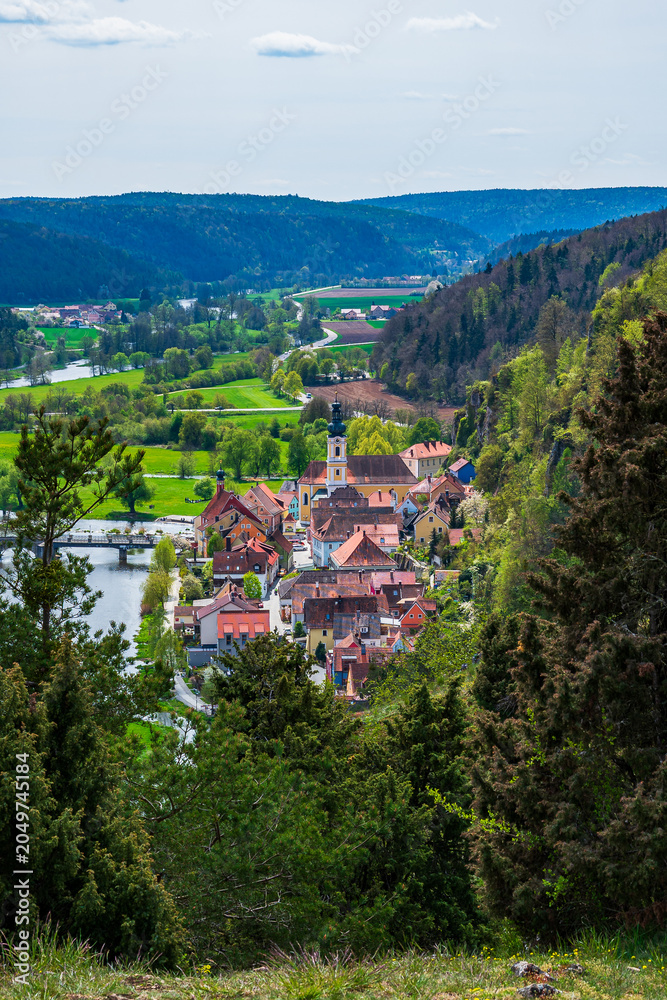 Obraz premium Kallmünz village and Naab River valley in spring, Bavaria