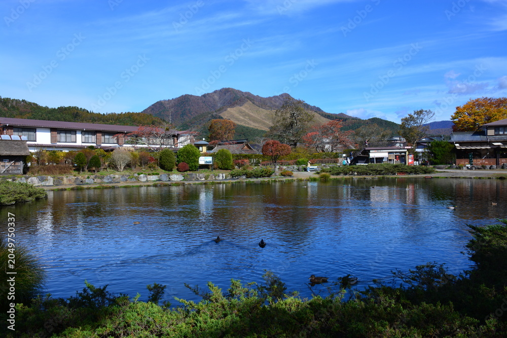 Fototapeta premium 山梨県 忍野村の忍野八海の景観