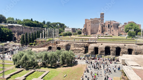 Schilderij op canvas Panoramic view of Roman Forum ruins with temples and triumphal arch