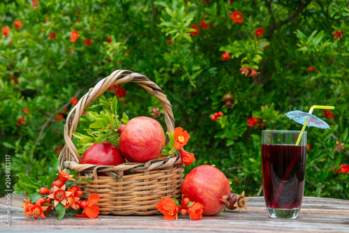 Foto Photo shoots in a pomegranate orchard, featuring pomegranates, pomegranate blossoms, and pomegranate juice, with a wooden table