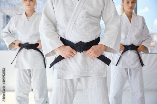 Foto Martial artists position themselves in synchronized control showing discipline a