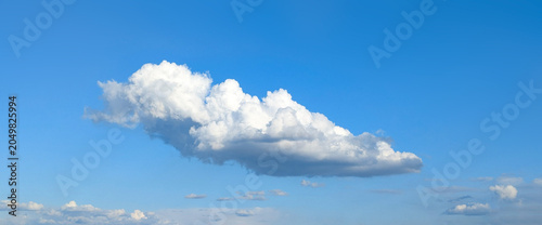 Foto Accurate cumulus cloud are laying by the wind across the vast sky
