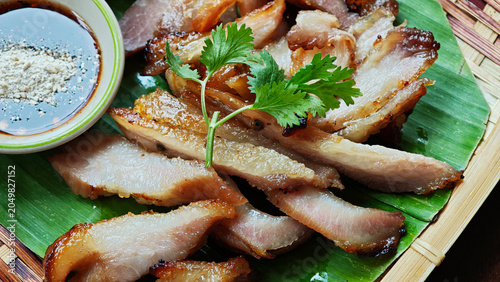 Tableau sur toile Grilled pork with spicy dipping sauce