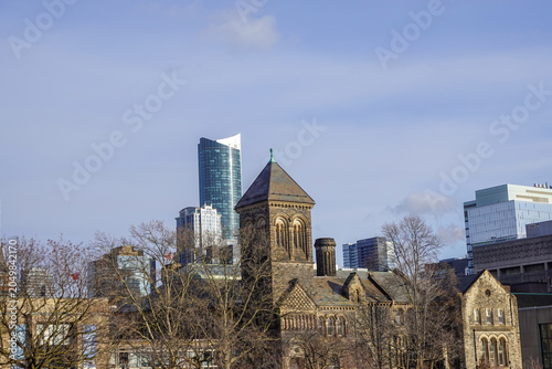 Fotografie University Of Toronto Stone Building Under Blue Sky