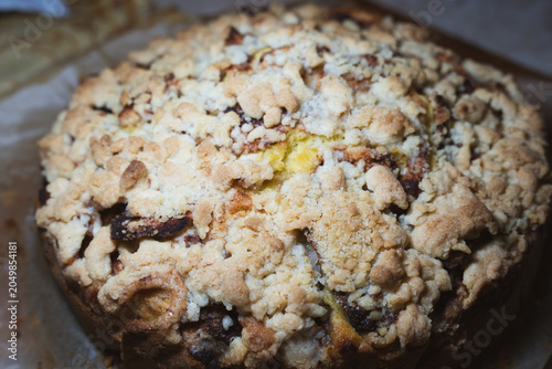 Foto Freshly baked apple crumble pie with crumbly topping, served on a rustic kitchen countertop, ideal for food blogs and dessert recipes