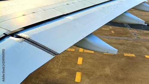 Fotografía Detailed view of the upper wing of the aircraft showing flap track fairings, spo