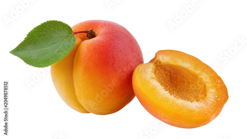 Foto Whole ripe apricot with green leaf and half cut apricot, isolated on transparent