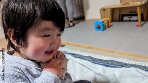 Foto ぬいぐるみを愛でる赤ちゃん