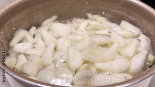 白い宝石と呼ばれるらっきょう。食用。熱湯で茹でているらっきょうの動画。