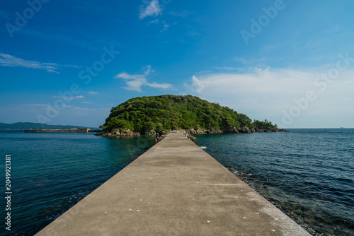 Tablou pe pânză 青空と美しい海に浮かぶ弁天島へと真っ直ぐ続く堤防の道