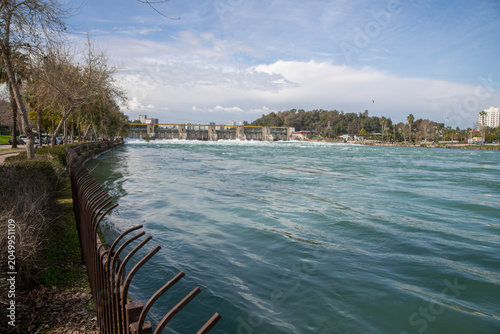 Obraz na płótnie The old dam gates on the Seyhan River in Adana were reopened after many years due to excessive rainfall, revealing magnificent views that were photographed
