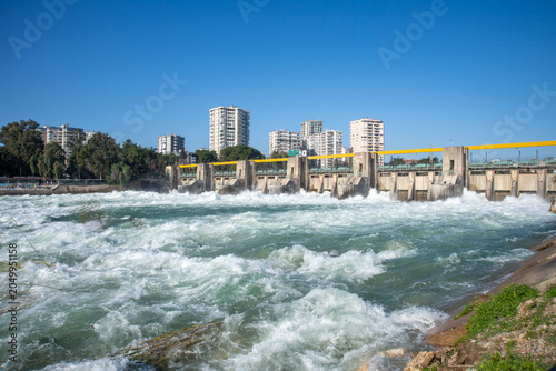 Quadro su tela The old dam gates on the Seyhan River in Adana were reopened after many years due to excessive rainfall, revealing magnificent views that were photographed
