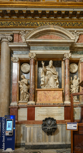 Quadro em tela Baroque funeral monument of Pope Clement IX (Giulio Rospigliosi) inside the Basilica of Santa Maria Maggiore in Rome, Italy