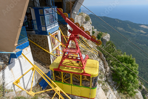 Foto Closeup view of cableway upper station on Ai-Petri mountain, Crimea