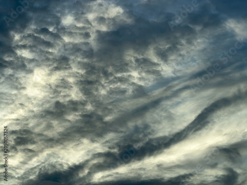 Foto Dynamic evening cloudscape at golden hour on the first official day (June 1) of Atlantic hurricane season in southwest Florida