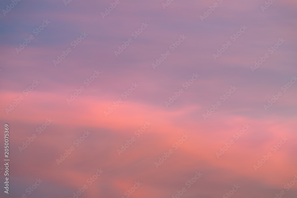 Obraz premium Dramatic sunset sky with vibrant cloud colors during evening