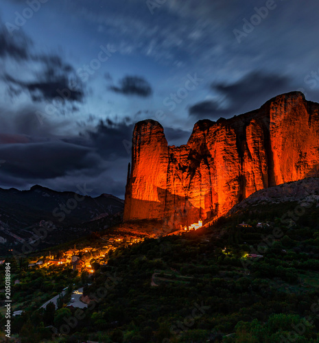 Los Mallos de Riglos Felsen bei Nacht