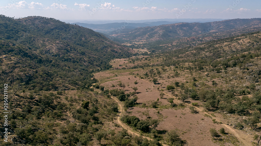Obraz premium Drone View of Scenic Hills and Valleys: A Picturesque Countryside Landscape with Verdant Fields and Rugged Terrain