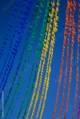 Cuadro en lienzo Lindo contraste de varais repletos de bandeirinhas juninas coloridas sob céu azul limpo