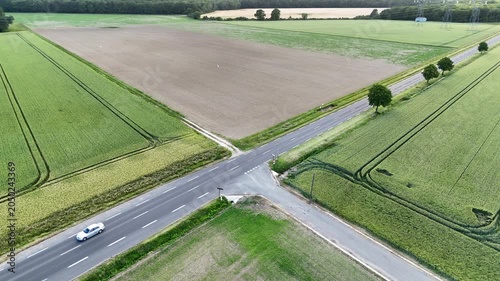 Vue aérienne d’un carrefour routier au cœur des champs céréaliers de Seine-et-Marne en Île-de-France