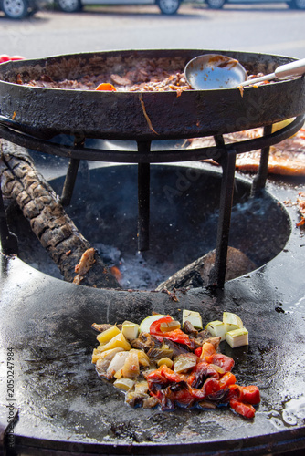 parrillada al aire libre de verduras y carnes