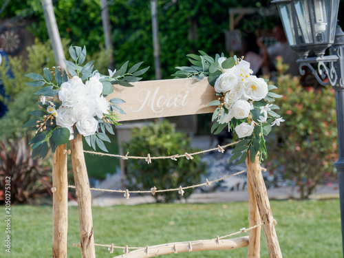 Bilde på lerret Panneau de remerciement décoré de fleurs blanches lors d’un mariage champêtre en
