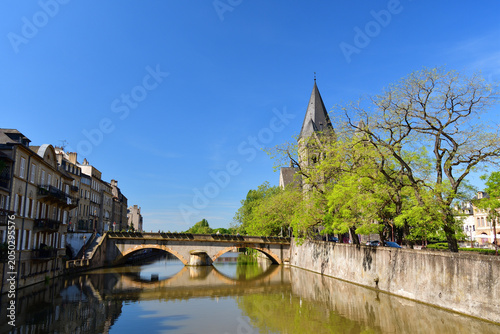 Cuadro en lienzo Temple Neuf under a clear sky in Metz, France, May 10, 2024