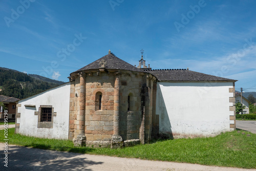 Fotografía A rear view of the Romanesque stone apse of San Pedro de Viveiro church, featuri