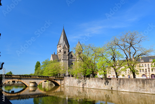 Bild auf Leinwand Temple Neuf under a clear sky in Metz, France, May 10, 2024