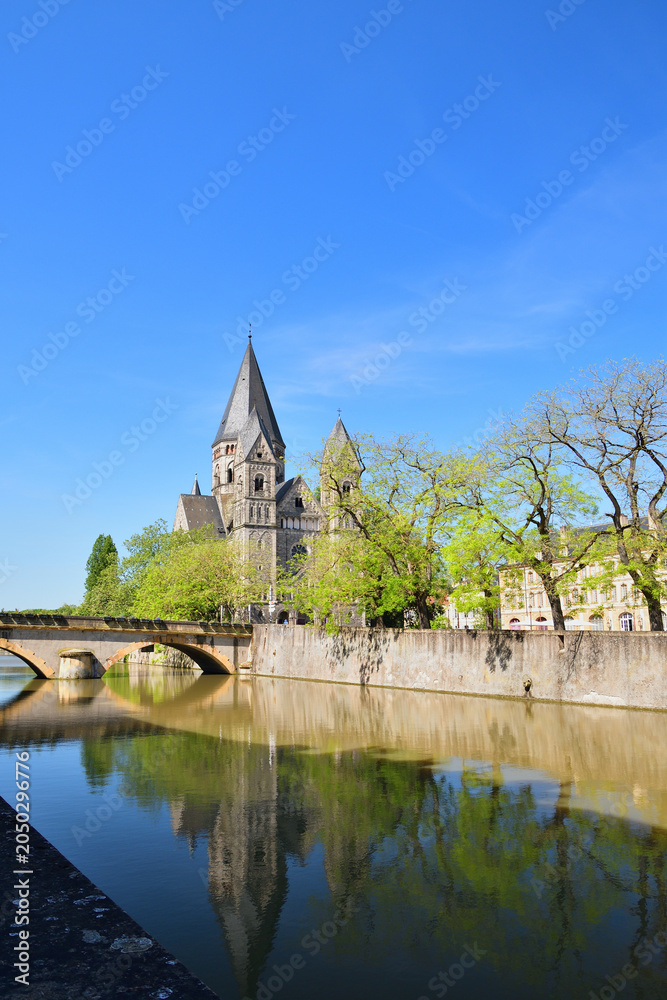 Obraz premium Temple Neuf under a clear sky in Metz, France, May 10, 2024