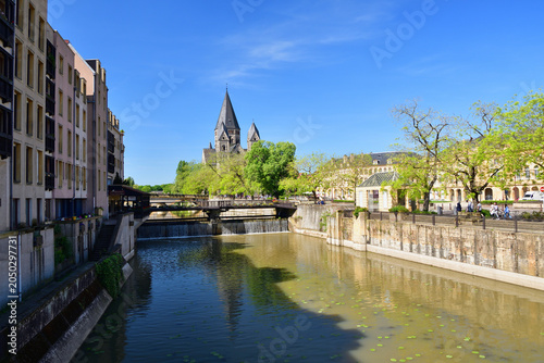 Foto Temple Neuf under a clear sky in Metz, France, May 10, 2024
