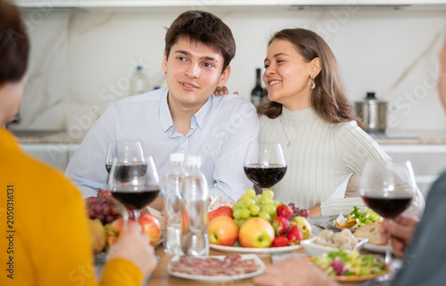 Foto Smiling guy with wife visiting parents