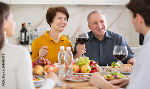 Foto Two cheerful senior adults, man and woman, engaging in lively conversation with