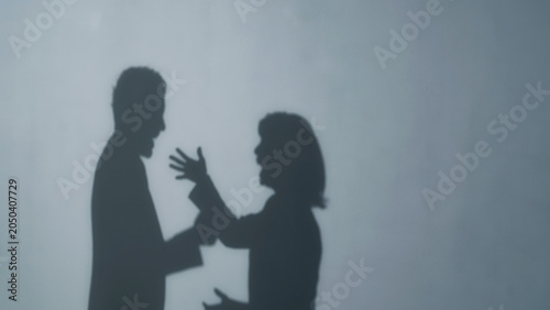 Foto Silhouette of a couple arguing